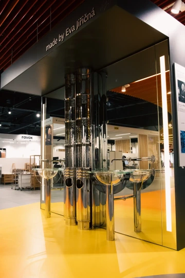 Projekt interiéru je od proslulé české architektky Evy Jiřičné a jejího pražského ateliéru AI DESIGN.