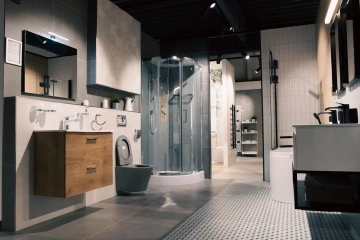 Moderní koupelnová expozice v showroomu SIKO na Zličíně s ambientním osvětlením a chytrým zrcadlem.