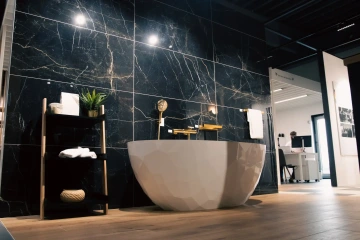 Interiér showroomu SIKO s různými styly koupelen, od skandinávského po industriální design.