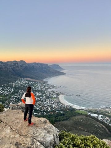 Gabika Remšíková sa pozerá na more